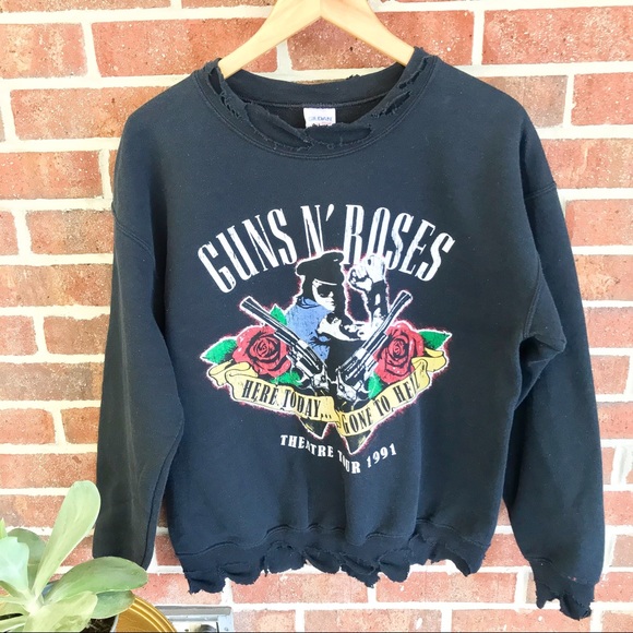 Gildan Tops - Guns N’ Roses Sweatershirt Sz medium